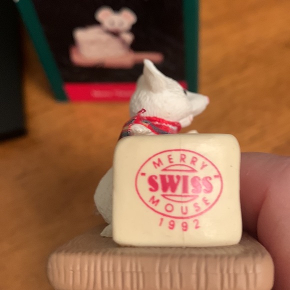 Hallmark KEEPSAKE Ornament MERRY SWISS MOUSE 1992 in Original Box - Picture 3 of 7
